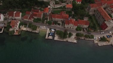 Deniz kıyısındaki antik kasabanın iskelesi boyunca asfalt yol. Yüksek kalite 4k görüntü