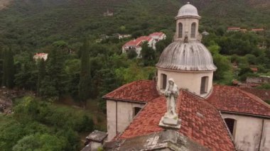 Prcanj 'daki Bakire' nin Doğumu Kilisesi 'nin heykeli. Yüksek kalite 4k görüntü