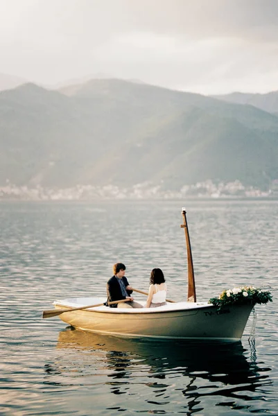 Man Woman Sailing Boat Oars Sea Backdrop Mountains High Quality — Stock Photo, Image