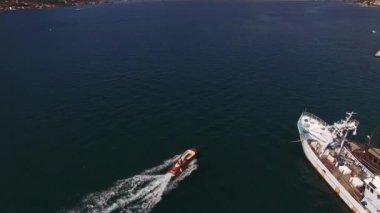 Kotor Körfezi 'nden sahile demir atmış bir yelkenliyi geçiyoruz. Yüksek kalite 4k görüntü
