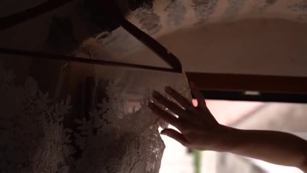 Bride Acaricia Seu Vestido Noiva Pendurado Cabide Com Dedos Imagens — Vídeo de Stock