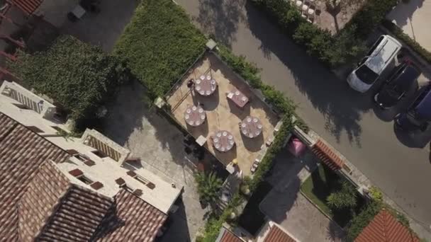 Kellner Decken Tische Auf Der Terrasse Der Nähe Des Steinhauses — Stockvideo