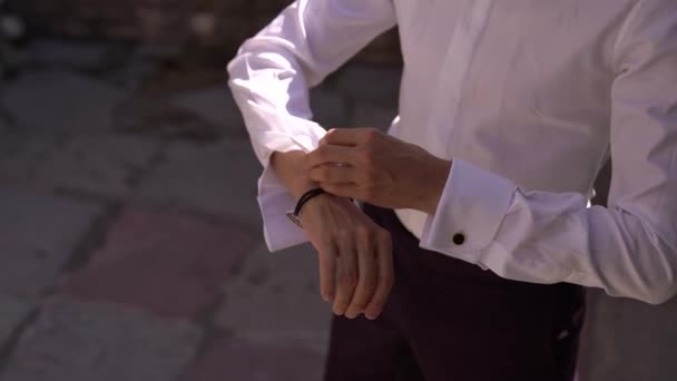 穿着白衬衫的新郎把袖子上的袖扣系在袖子上 优质Fullhd影片 — 图库视频影像