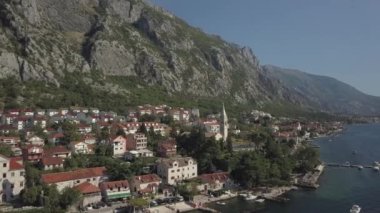 Körfezin kıyısındaki dağların eteğindeki Dobrota tatil köyü. Karadağ. Yüksek kalite 4k görüntü
