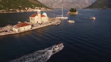 Gemi Gospa od Skrpjela adasından geçiyor. Üst manzara 180. Yüksek kaliteli FullHD görüntüler