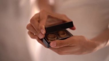 Kadın alyanslarla dolu bir kara kutuyu açıyor. Başlık Bvlgari. Yüksek kaliteli FullHD görüntüler