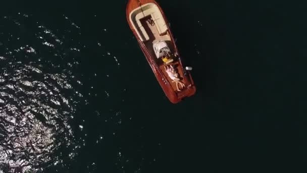 Mujer Besa Hombre Acostado Bordo Yate Amarrado Mar Drone Imágenes — Vídeo de stock
