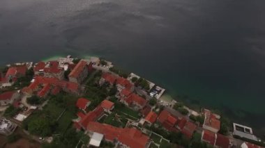 Deniz kıyısındaki antik kasabanın evlerinin kırmızı kiremitli çatıları. Yüksek kalite 4k görüntü