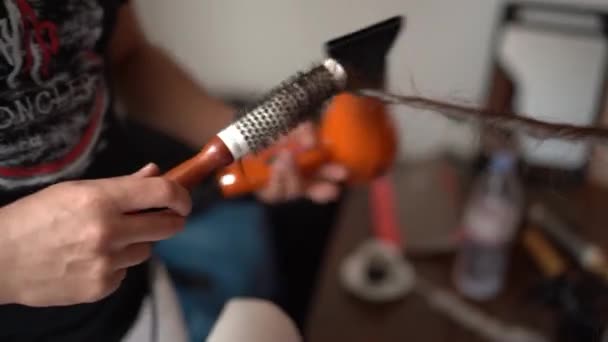 Coiffeur Sèche Les Cheveux Mariée Avec Sèche Cheveux Une Brosse — Video