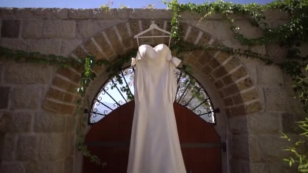 Biała Suknia Ślubna Wisi Wieszaku Kamiennym Ogrodzeniu Wysokiej Jakości Materiał — Wideo stockowe