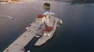 Kayalıklardaki Meryem Ana Kilisesi 'nin yanında düğün töreni. Karadağ. Yüksek kaliteli FullHD görüntüler