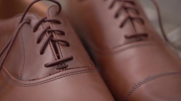 Καφέ Άνδρες Δαντέλα Παπούτσια Σταθεί Ξύλινο Πάτωμα Υψηλής Ποιότητας Υλικό — Αρχείο Βίντεο