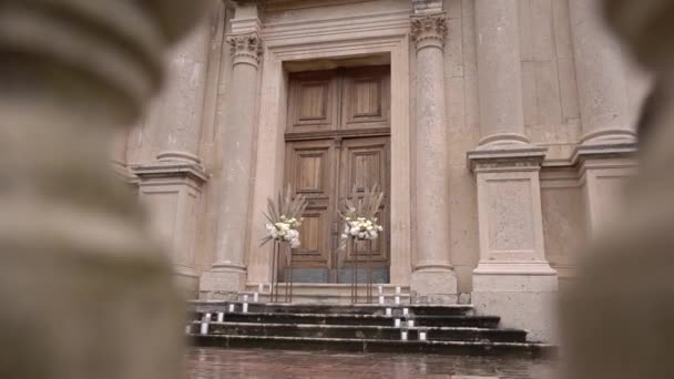 Vista Través Las Filas Balaustres Puerta Iglesia Decorado Con Ramos — Vídeos de Stock