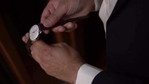 Sposo Abito Indossa Orologio Con Cinturino Pelle Filmati Fullhd Alta — Video Stock