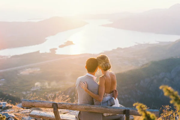 Mariée Est Assise Sur Tour Marié Sur Banc Sur Montagne — Photo