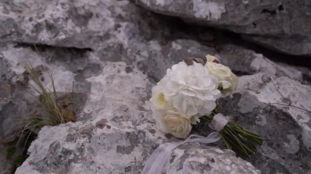 Bouquet Flowers Tied Ribbon Lies Large Boulders High Quality Fullhd — Stock Video