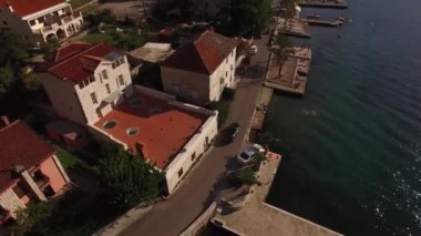 Araba, tatil köyünü geçtikten sonra deniz boyunca yol alıyor. Yüksek kalite 4k görüntü