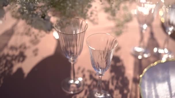 Les Verres Côté Des Assiettes Tiennent Sur Table Servie Des — Video