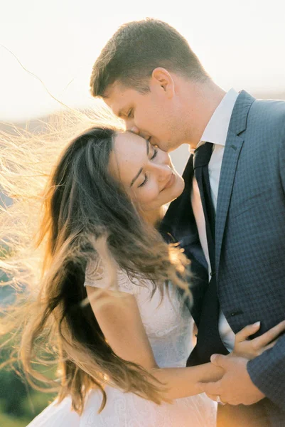 Sposo Bacia Tempio Della Sposa Con Capelli Che Volano Nel — Foto Stock