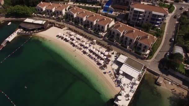 フマコトル湾のホテルやヴィラのドローンビュー モンテネグロのブドヴァ 高品質4K映像 — ストック動画