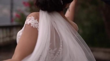 Gelin, damadın etrafında elini tutarak döner. Kırpılmış. Yüksek kaliteli FullHD görüntüler