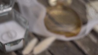 Parfüm şişesi kurumuş lagurus çiçeklerinin yanında yatıyor. Başlık: 