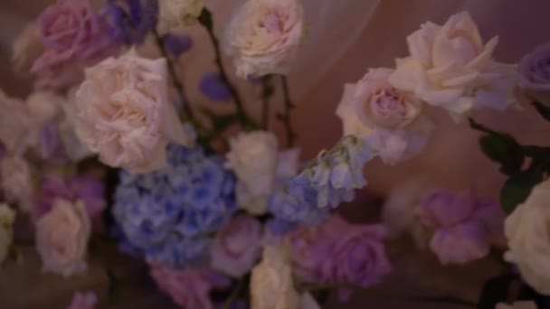 Bukiety Kolorowych Kwiatów Stoją Wazonach Wysokiej Jakości Materiał Filmowy Fullhd — Wideo stockowe