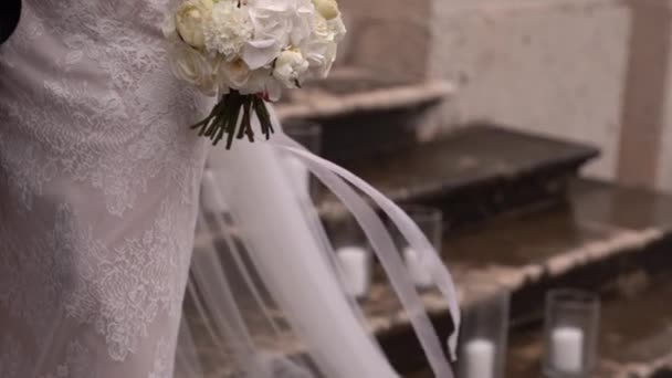 Γαμπρός Αγκαλιάζει Νύφη Ένα Μπουκέτο Στα Σκαλιά Της Εκκλησίας Υψηλής — Αρχείο Βίντεο