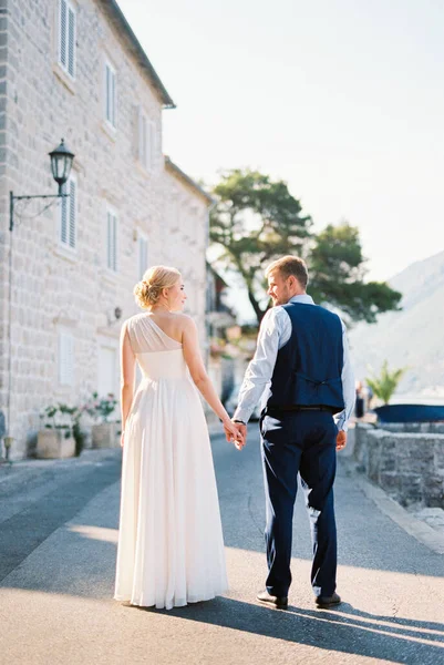 Braut Und Bräutigam Halten Sich Den Händen Stehen Der Nähe — Stockfoto