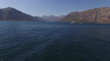 Yat yelkenleri, banyo yapan turistlerin yanından geçiyor. Yüksek kalite 4k görüntü