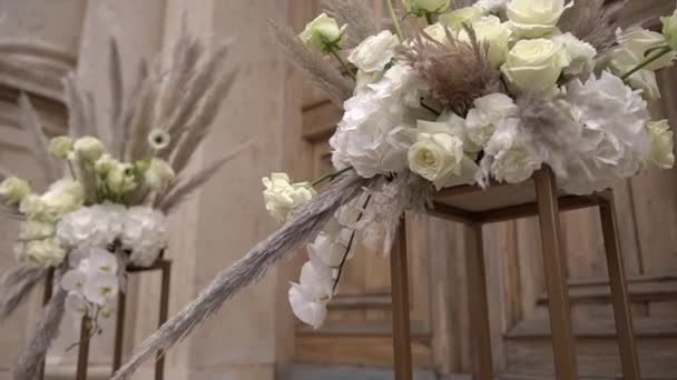 Des Bouquets Fleurs Dressent Sur Des Piédestaux Devant Église Des — Video