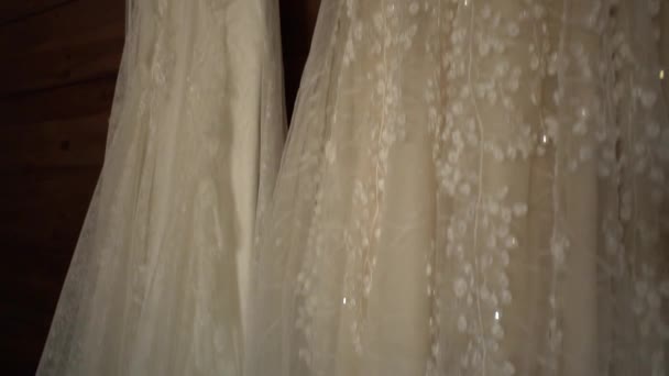 Dos Vestidos Novia Blancos Cuelgan Perchas Una Pared Madera Imágenes — Vídeos de Stock