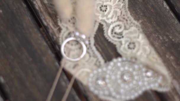 Verlovingsring Ligt Een Houten Tafel Bij Opengewerkte Kousenband Hoge Kwaliteit — Stockvideo