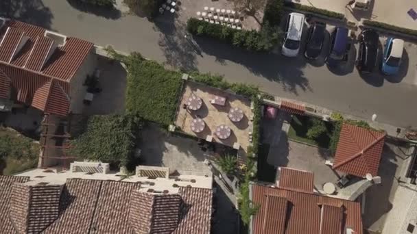 Tables Disposées Sur Terrasse Entre Maison Parking Avec Des Voitures — Video