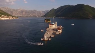 Gospa od Skrpjela adasına karşı yeşil dağlar. Üst manzara 360. Yüksek kaliteli FullHD görüntüler