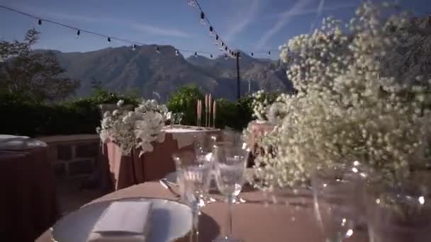 Meja Meja Perayaan Dengan Karangan Bunga Berdiri Teras Dengan Latar — Stok Video