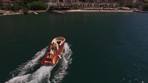 Mann Und Frau Liegen Bord Einer Jacht Die Zum Strand — Stockvideo