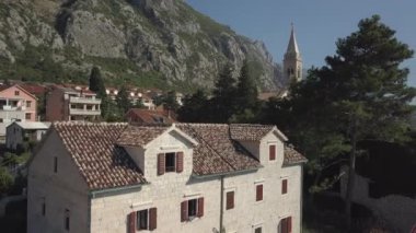 Dağların eteğindeki taştan bir evin kahverengi kiremitli çatısı. Yüksek kalite 4k görüntü