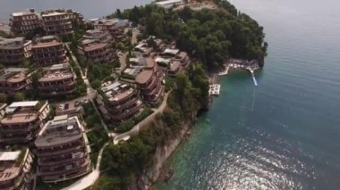 Dukley Oteli 'nin çevresindeki yeşil bahçelerin insansız hava aracı görüntüsü. Budva. Yüksek kalite 4k görüntü
