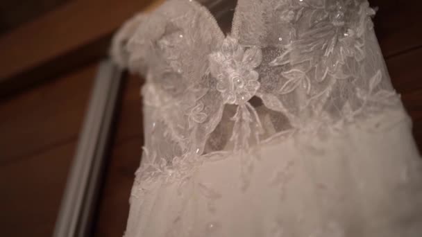 Koronkowa Suknia Ślubna Kryształkami Haftowanymi Kwiatami Wiszącymi Wieszaku Wysokiej Jakości — Wideo stockowe
