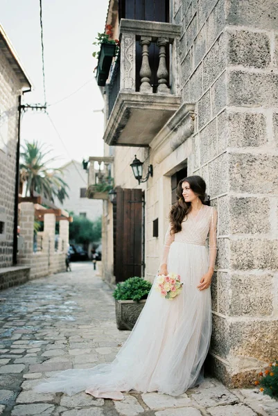 Noiva Vestido Branco Encostado Contra Fachada Pedra Uma Casa Velha — Fotografia de Stock