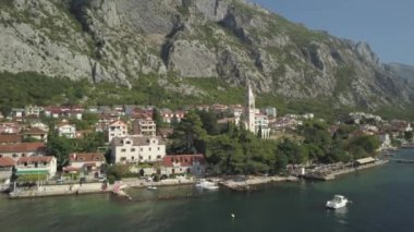 Dobrota köyünün kıyısında, dağların eteklerinde. Karadağ. Yüksek kalite 4k görüntü