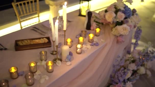 Table Dressée Avec Des Bouquets Fleurs Des Bougies Allumées Dans — Video