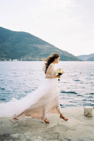 Νύφη Φόρεμα Που Κυματίζει Στον Άνεμο Περπατά Κατά Μήκος Της — Φωτογραφία Αρχείου