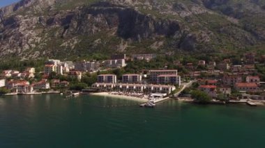 Huma Kotor Bay Oteli ve villalardan deniz manzarası. Budva, Karadağ. Yüksek kalite 4k görüntü