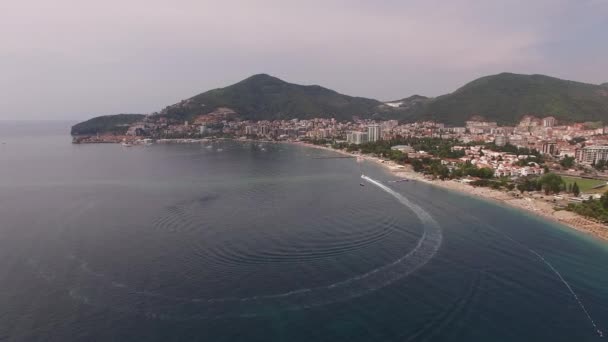 Lancha Flutua Longo Costa Budva Montenegro Imagens Alta Qualidade — Vídeo de Stock