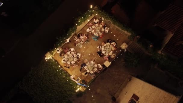 Banchetto Festivo Con Tavoli Apparecchiati Nel Cortile Con Illuminazione Filmati — Video Stock