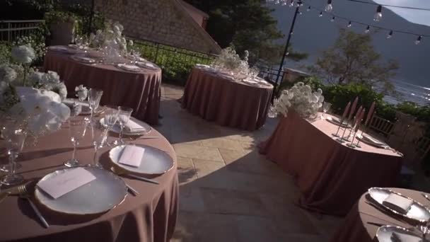 装饰着鲜花的节日餐桌矗立在大海的平台上的瓷砖地板上 优质Fullhd影片 — 图库视频影像