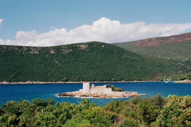 Denizdeki bir adada Arza kalesine karşı yeşil dağlar. Yüksek kalite fotoğraf