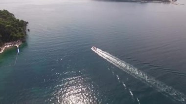 Sürat teknesi denizde yüzüyor, beyaz bir iz bırakıyor. Drone. Yüksek kalite 4k görüntü